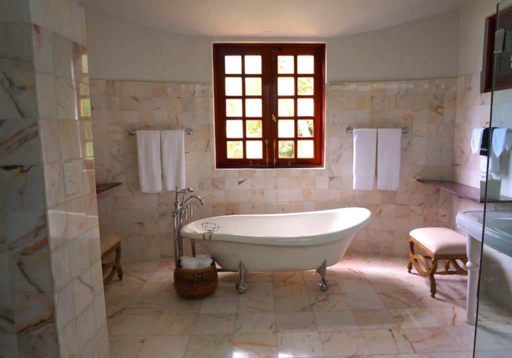 Mediterranean-Inspired Bathroom Décor