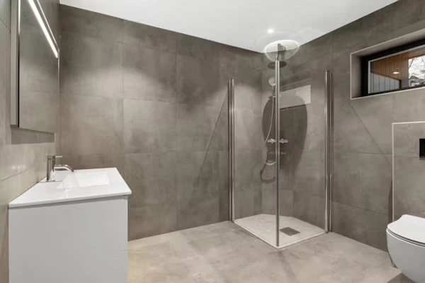 Curbless walk-in shower design