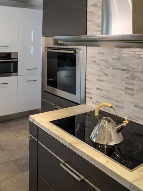 Kitchen with left-facing cooktop, crafted by KBR’s kitchen and bathroom remodel contractors for left-handed functionality.