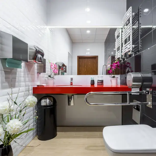 Accessible bathroom interior, reflecting KBR’s focus on ergonomic kitchen and bathroom remodeling for left-handed users.
