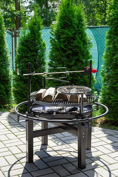 Outdoor kitchen by KBR in Fairfax